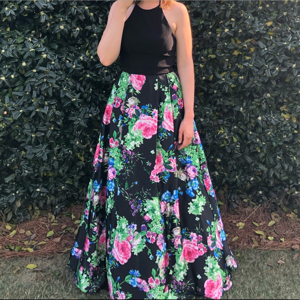 BEAUTIFUL FORMAL/PROM DRESS